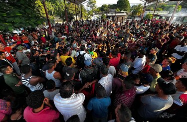Unos 2 mil migrantes abandonan caravana y avanzan solos en el sur de México