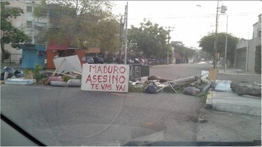 Principales calles de Venezuela amanecen con barricadas por protesta opositora #VenezuelasePlanta
