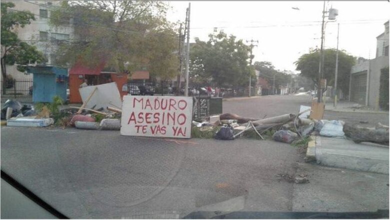Principales calles de Venezuela amanecen con barricadas por protesta opositora #VenezuelasePlanta