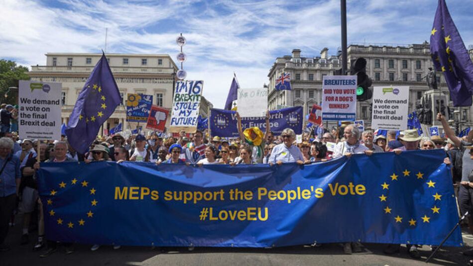 Londres: miles marchan contra Brexit, exigen nuevo referendo