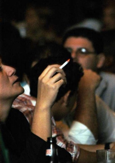 Fabricantes de cigarrillo usan sabores y azúcar para atraer a consumidores