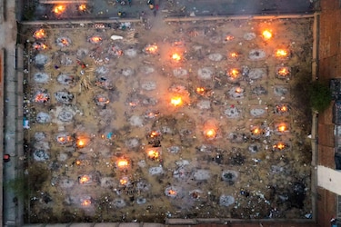 La pandemia por Covid-19 desborda crematorios en India