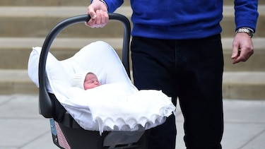 El príncipe Guillermo y Catalina salen del hospital con su hija