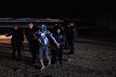 Tijuana reubica a migrantes que llegaron en caravana