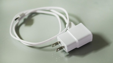 Cómo cuidar los cables de tus dispositivos electrónicos para que no se estropeen (y no es como seguramente lo estás haciendo)