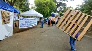 Tras ser amenazados familiares de detenidos políticos desalojan entrada de prisión