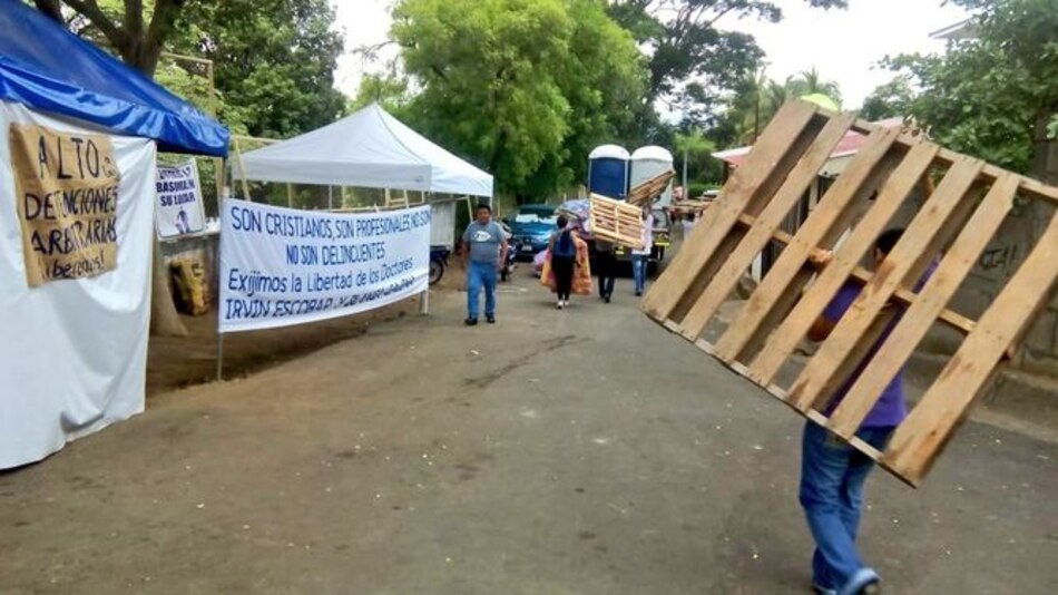 Tras ser amenazados familiares de detenidos políticos desalojan entrada de prisión