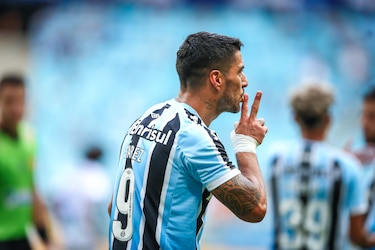 Luis Suárez anota un doblete en otra victoria del Gremio
