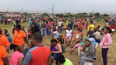 Empujones y quejas en el primer día de las ferias navideñas del IMA