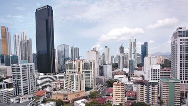 Informe enfrenta a industria y regulador