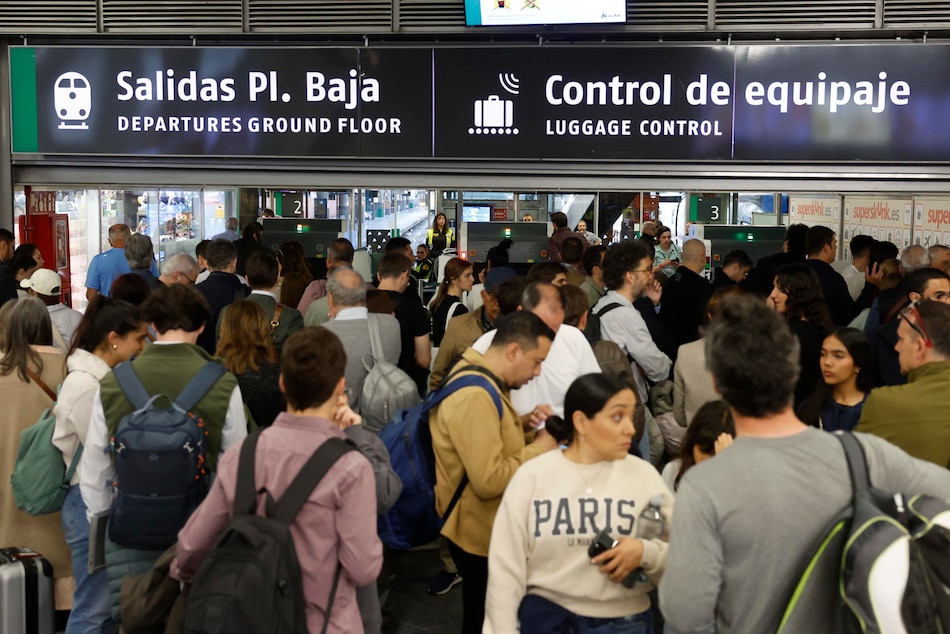 Caos y hastío en las principales estaciones de tren de España el día después del apagón