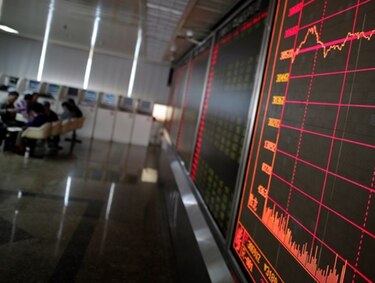 Bolsas chinas y de Hong Kong se desploman a la apertura tras contramedidas de Pekín