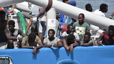 Italia pide a los puertos europeos que reciban a los migrantes