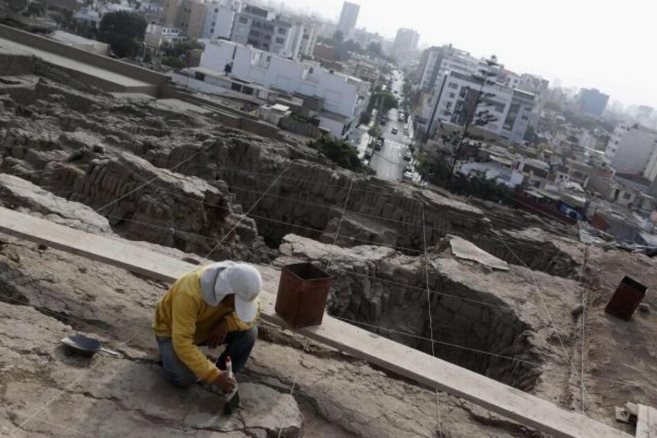 Hallan intacta tumba de mil años en recinto preincaico de la capital de Perú