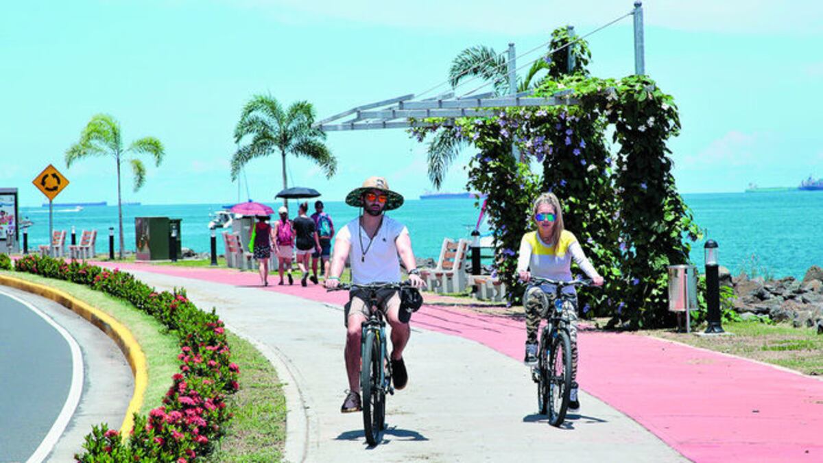 Turistas nacionales y extranjeros visitan diariamente la calzada de Amador, que tiene veredas para caminar y una amplia ciclovía que comunica la