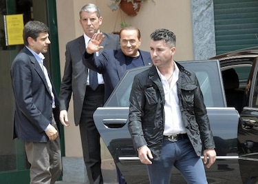 Berlusconi comienza servicio social en residencia de ancianos