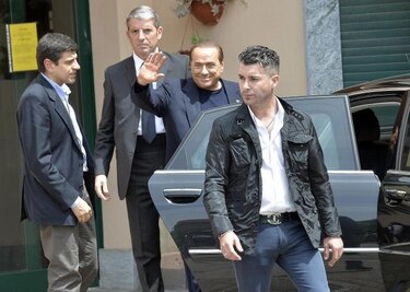 Berlusconi comienza servicio social en residencia de ancianos