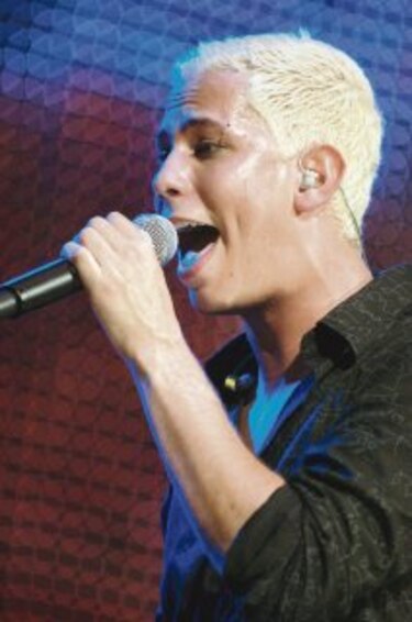 Christian besa a modelo en video