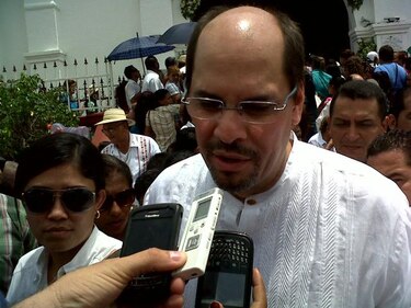 Arias sigue sin definir a su vicepresidente; lo hará más adelante