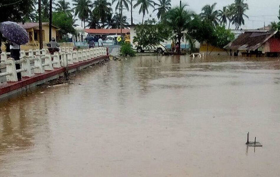 Se desborda el río Fato e inunda a la población de Nombre de Dios