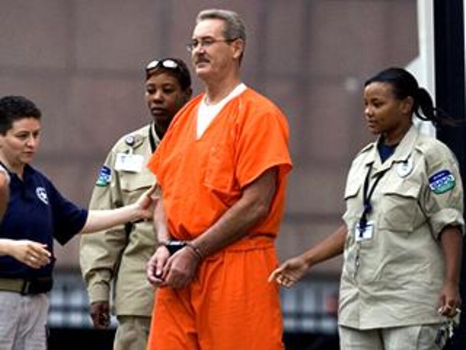 Multimillonario Stanford se declara inocente de fraude