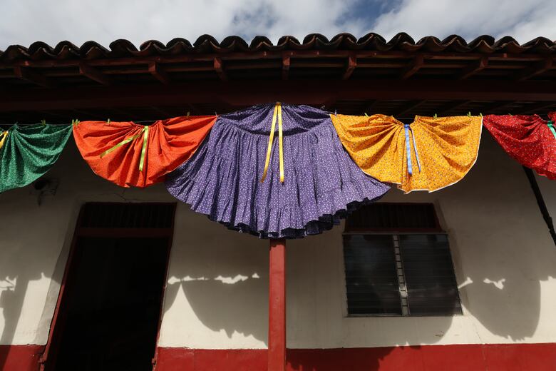 Una joya del siglo XIX: la antigua pollera que permanece expuesta en el Museo Manuel F. Zárate