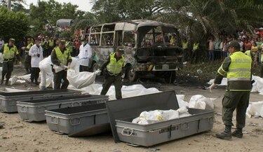 Sube a 33 la cifra de niños muertos por el incendio de un autobús en Colombia