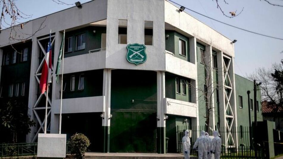 Ataque con explosivo deja cinco policías heridos en comisaría de Chile