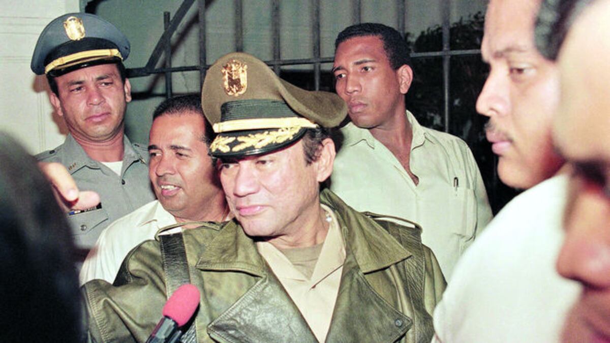 Imagen captada en marzo de 1988 de Manuel Antonio Noriega (centro) en las instalaciones de la Presidencia de Panamá.