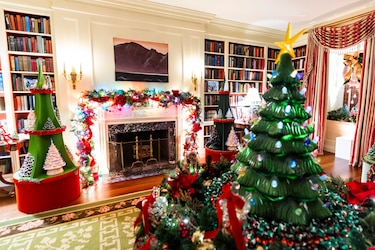 Luces y símbolos de paz, protagonistas de las últimas navidades de Biden en la Casa Blanca