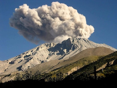 Cenizas de volcán Ubinas llegan a 1,000 metros de altura y avanzan hacia pueblos del sur de Perú