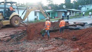 Rotura de tubería en La Cabima: vivienda afectada y vía principal fue cerrada