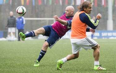 En su primer día de trabajo al frente de la FIFA, Infantino juega fútbol