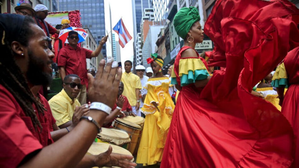 Desfile de Puerto Rico rinde homenaje a héroes del huracán