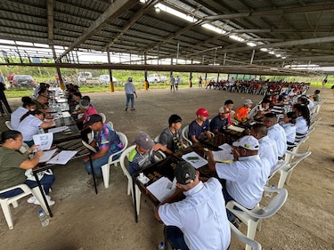 Más de 800 personas acuden al primer día de feria para contratación de personal de Chiquita en Bocas del Toro