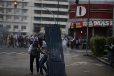 Se reanudan protestas contra reformas constitucionales; vandalizan sede del PRD