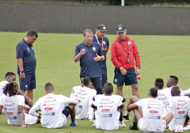 Bolillo Gómez revela su penúltima lista