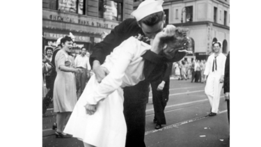 Una mujer, el beso y la foto