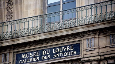 Las fotos que muestran cómo quedó la corona del siglo XIX que se les cayó a los ladrones del museo del Louvre