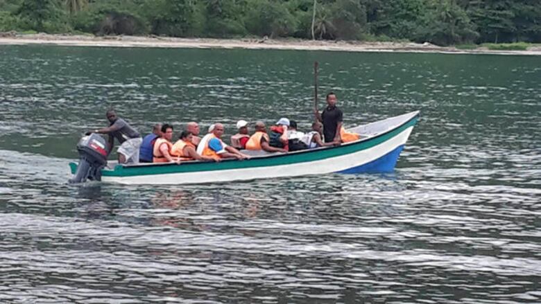 Unos 600 inmigrantes cubanos saturan Puerto Obaldía