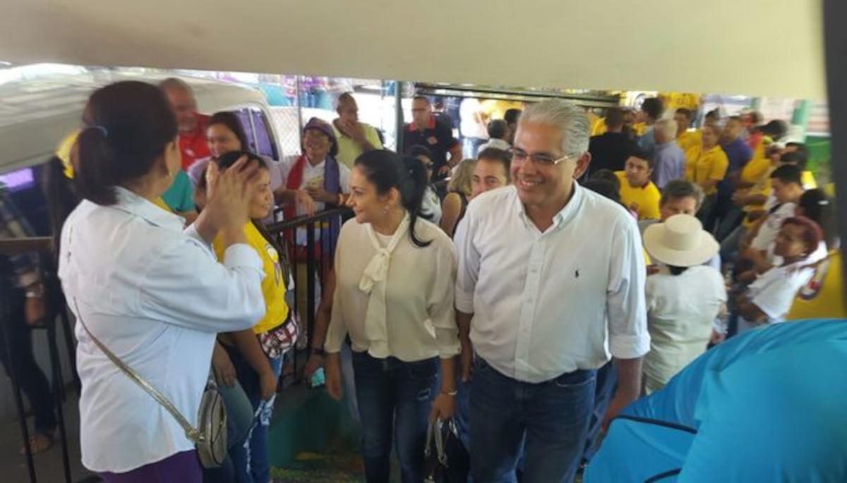 Dirigentes del Partido Panameñista ejercen su voto en el territorio nacional
