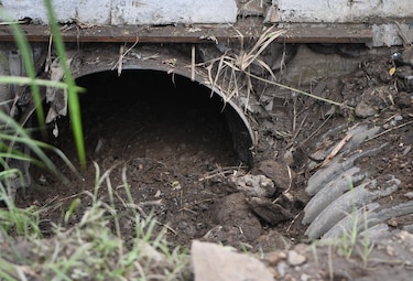 Atrapados entre el tranque y las inundaciones, así es el día a día de los residentes de Villa Zaíta