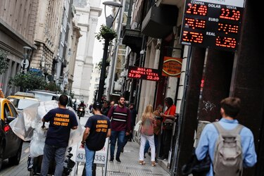 Gobierno argentino anuncia medidas para paliar el efecto de la devaluación de la moneda