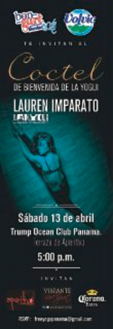 Yoga matutino junto al mar