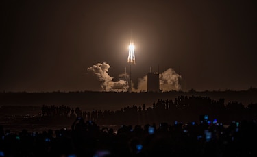 China lanza una sonda para traer muestras de la Luna