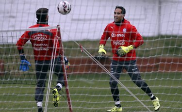 Chile reconstruye su defensa para contener a Messi