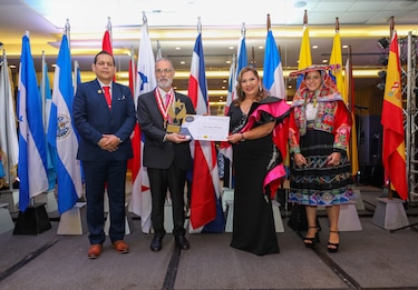 Revista enfocada en imagen premia al alcalde José Luis Fábrega por su ‘exitosa gestión’; llueven las críticas