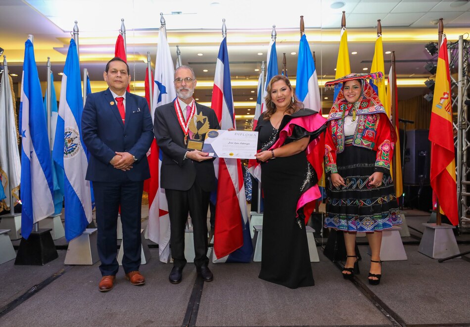 Revista enfocada en imagen premia al alcalde José Luis Fábrega por su ‘exitosa gestión’; llueven las críticas