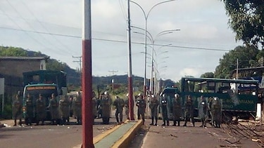 Familias exigen identificación de 37 muertos en motín en cárcel de Venezuela