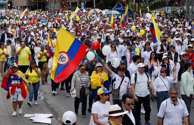 Miles de colombianos salen a las calles de grandes ciudades para rechazar la violencia